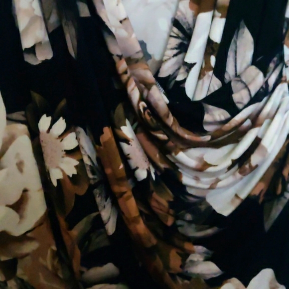 Calvin Klein top. Floral print, sleeveless, plunge V-neck, faux wrap style. S 2X - Picture 4 of 7